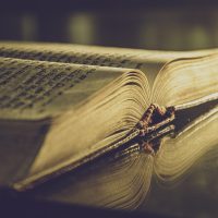 审校人员在安静办公室里逐条核对页面文字与措辞，手边放着一份打印出来的校订稿